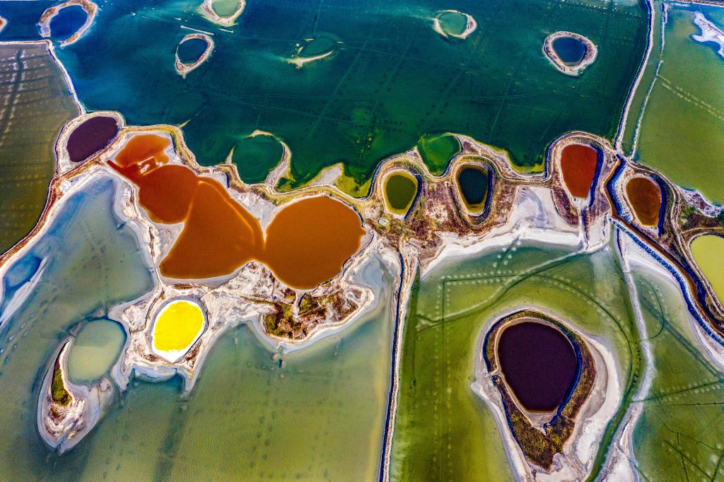 Хятадад байдаг гайхалтай өнгө өнгийн нуурнуудын учир юу вэ?